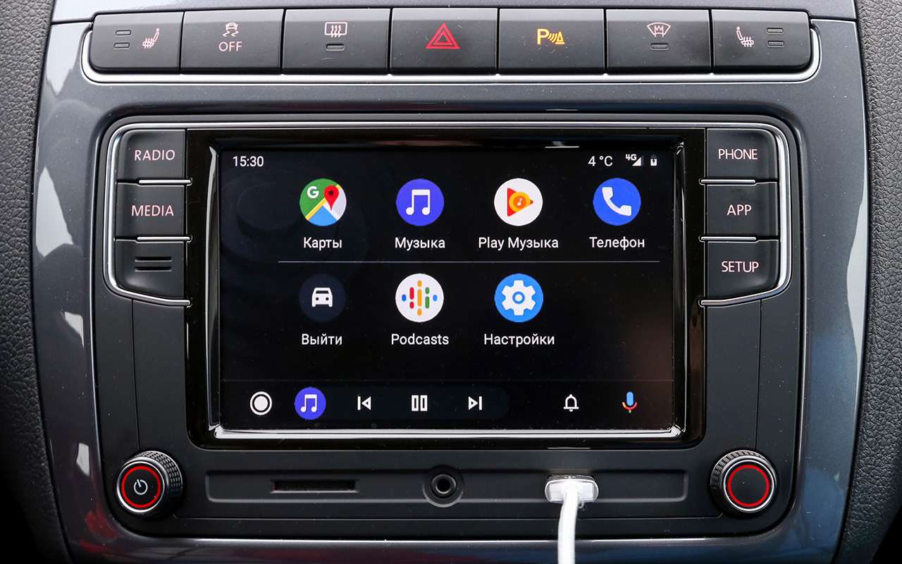 Мультимедийная система Фольксвагена удобна и понятна. Качество дисплея лучшее в трио. Есть возможность подключить смартфон через Android Auto или Apple CarPlay.