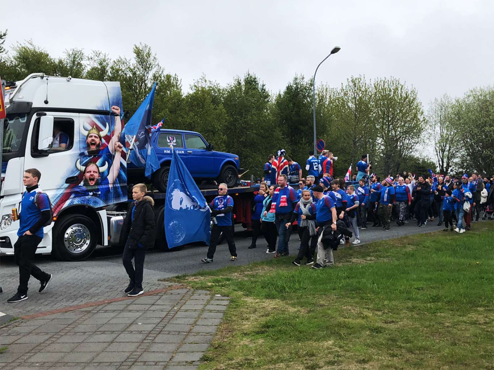 Исландские болельщики едут на ЧМ-2018 в старенькой Ладе 4x4 — фото 878338