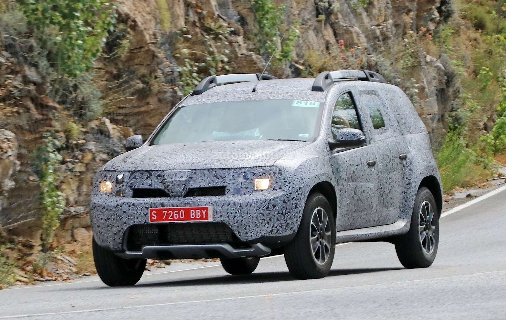 all-new-dacia-duster-caught-in-first-spyshots-plus-dacia-novelties-for-frankfurt-photo-gallery_4