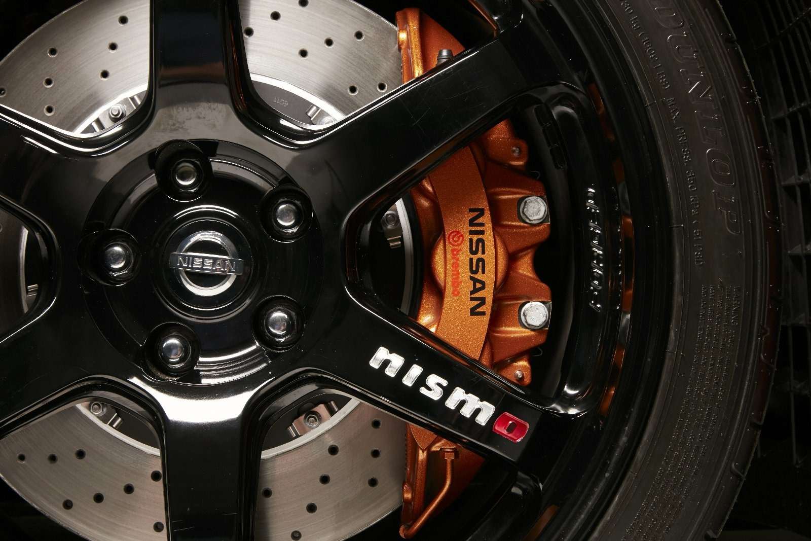 Не жалея клея: представлен Nissan GT-R Track Edition — фото 728617