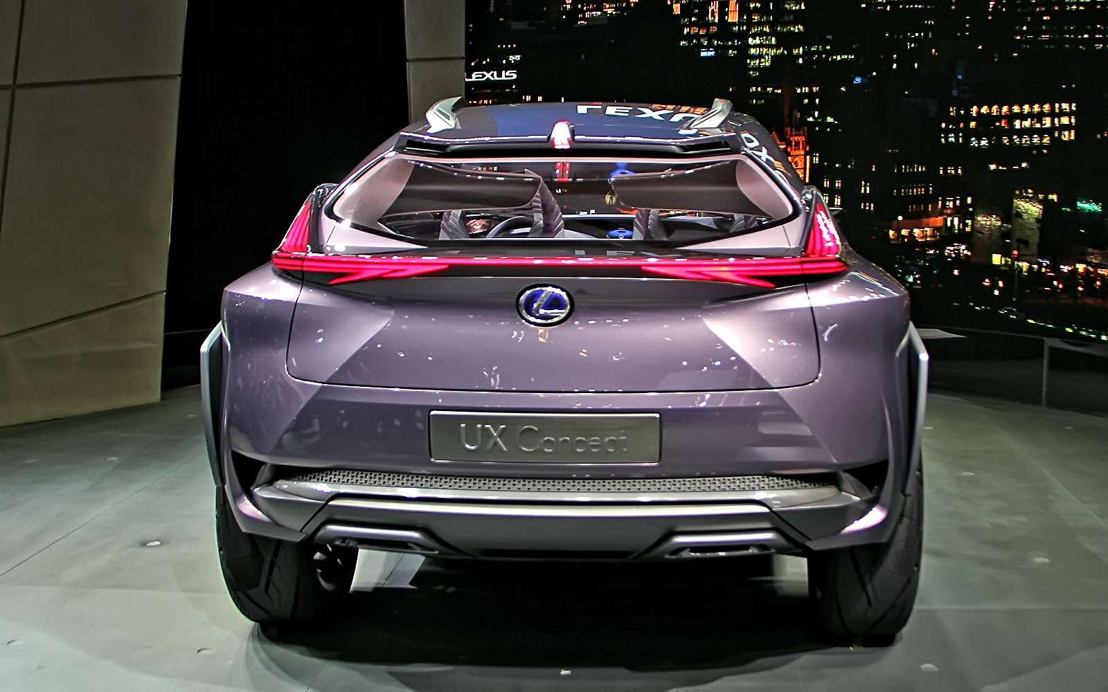 Шоу в японском стиле: Lexus UX показал Парижу, что такое настоящий концепткар — фото 641821