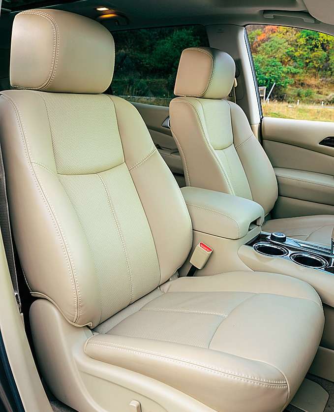 На передние сиденья Nissan Pathfinder плюхаешься, словно в любимое домашнее кресло. Оба – с электрорегулировками и памятью настроек.