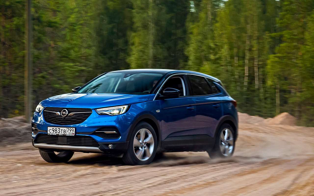Opel Grandland X. Цена в России от 1 999 000 ₽. Базовые фары – светодиодные, но адаптивный свет появляется на машинах во второй и третьей версиях. Омывателей фар нет.