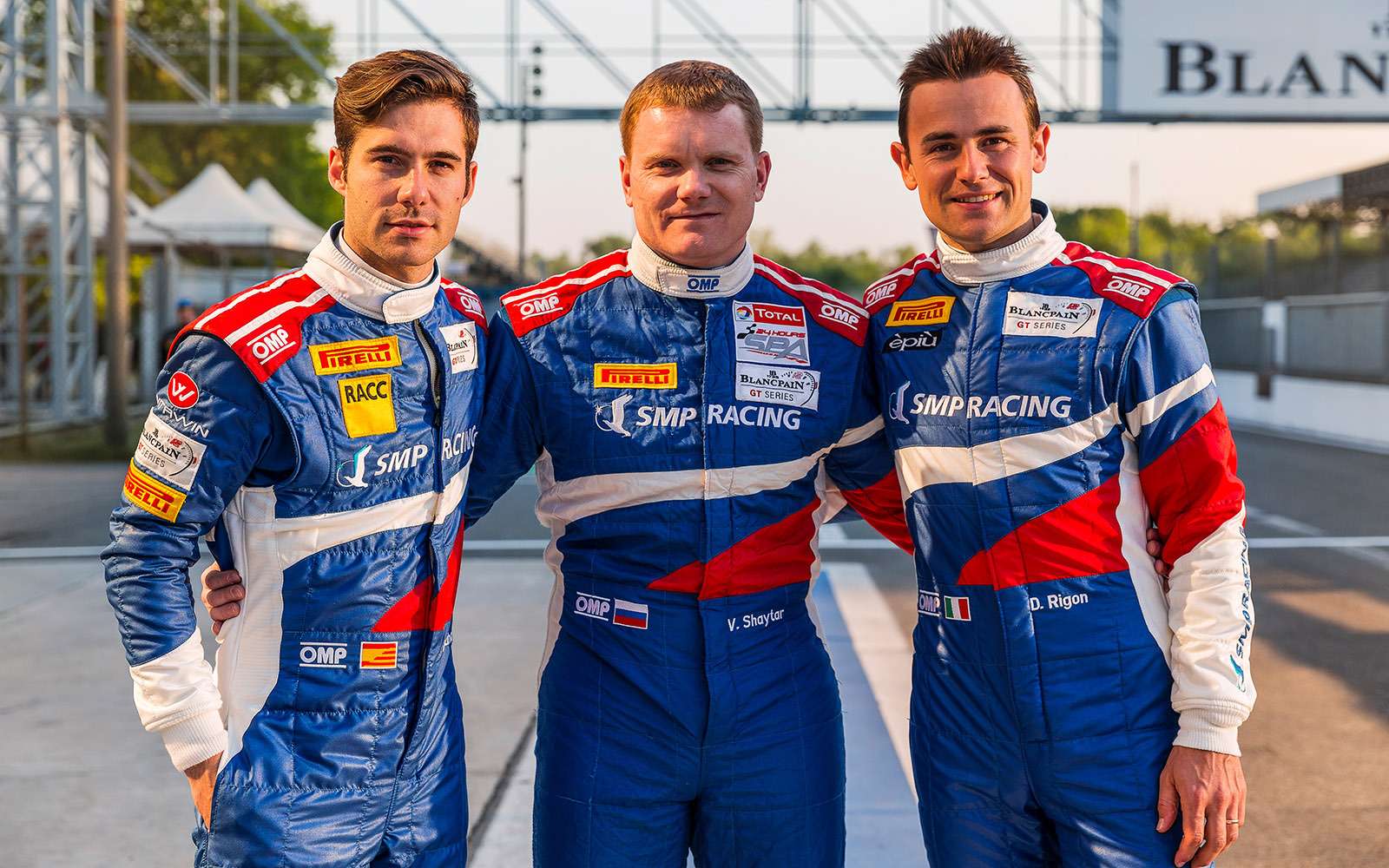 Экипаж SMP Racing: Мигель Молина, Виктор Шайтар и Давиде Ригон. Виктора никак нельзя считать любителем или полупрофи – он много лет входит в состав команды и выступал в самых серьезных гонках.