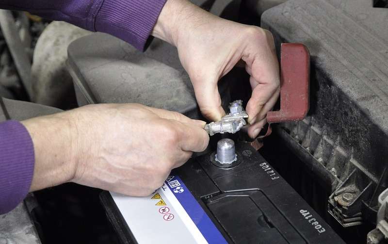 Чем опасен сильный разряд аккумулятора при замерзании в авто — фото 1289815