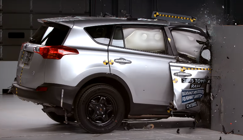 Toyota RAV4 провалил новый краш-тест IIHS