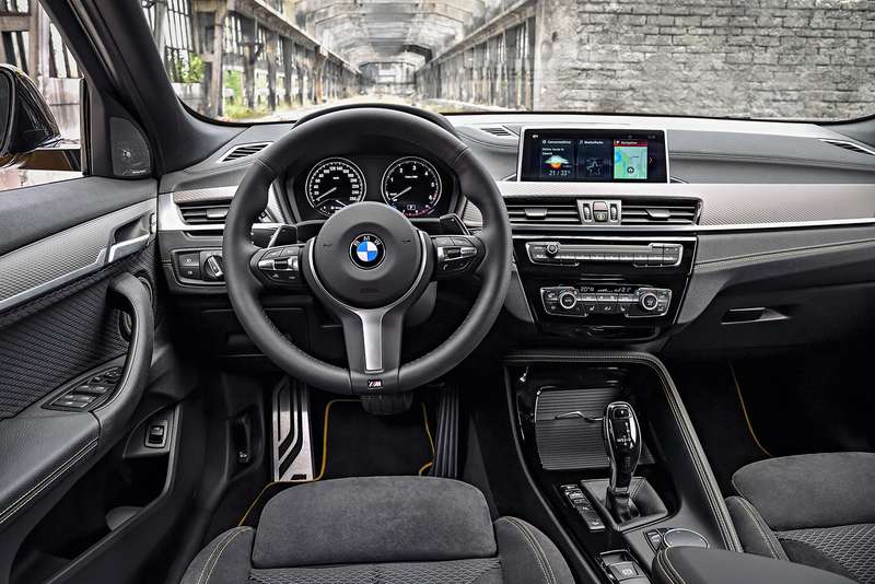 BMW рассекретила российские цены на кроссовер X2