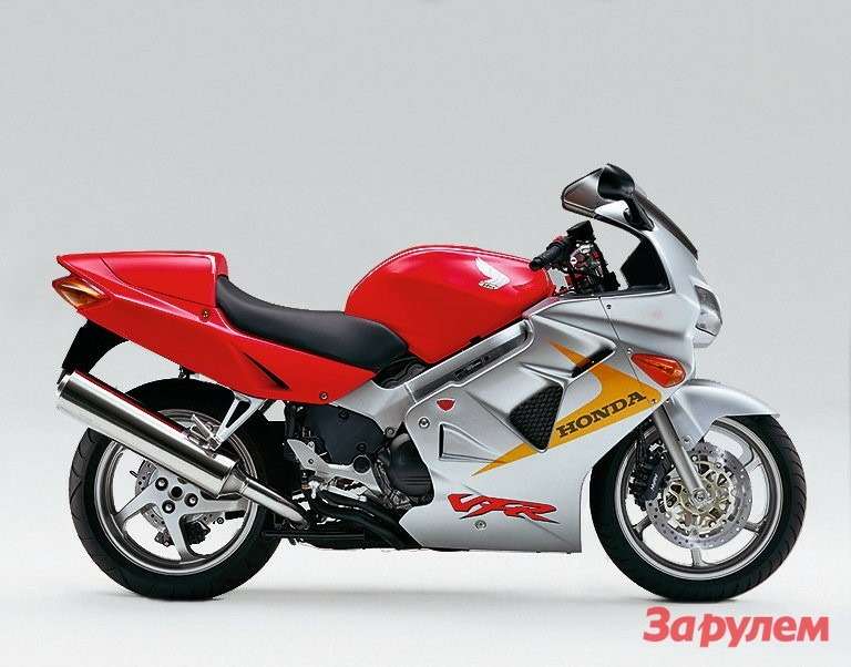 1999. Публике представлена юбилейная версия – VFR800i Anniversary. Мотоцикл отличается от базовой модели лишь цветографической схемой: юбилейный «выфер» серебристо-красный.