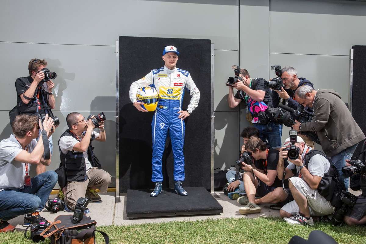 Sauber готовится к старту сезона в соответствии с планом: по расписанию фотографирование пилотов – значит, присутствуют Фелипе Наср и Маркус Эрикссон (на фото).