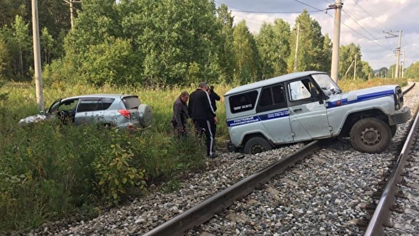 Полицейский УАЗ застрял на ж/д путях: погоня провалилась