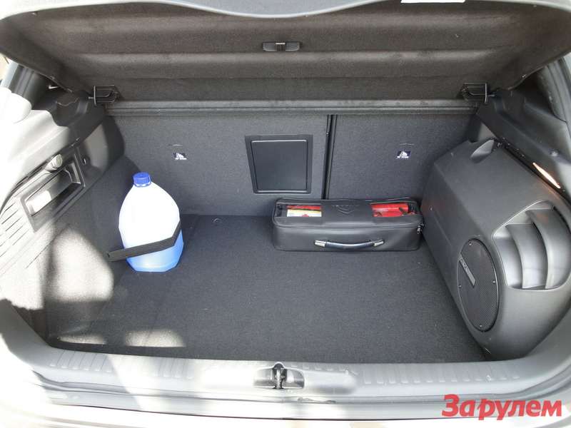 В комплектации So Chic дополнительное место в багажнике "съедает" сабвуфер, подчеркивая не утилитарный характер автомобиля.