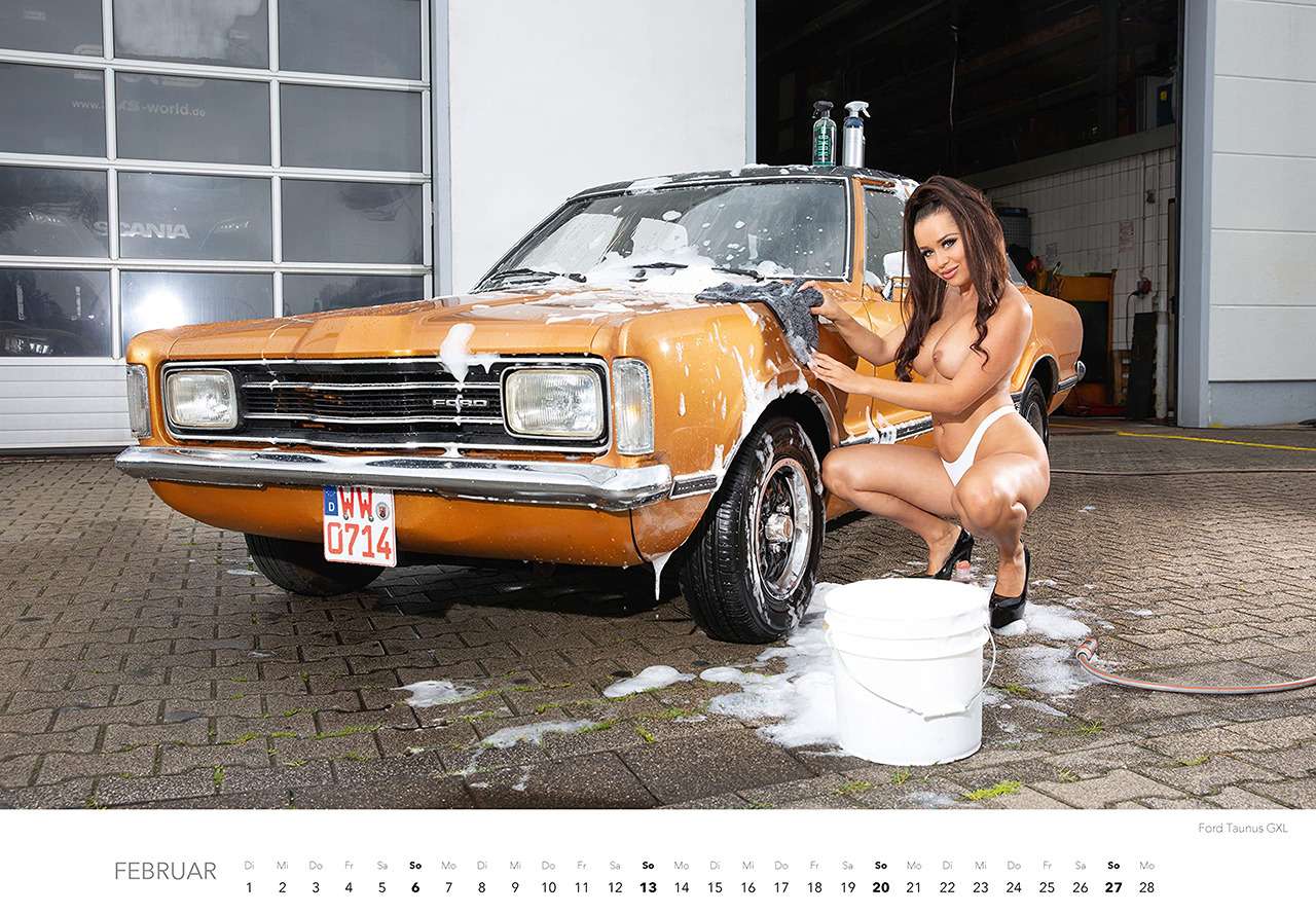Пикантная автомойка: полуодетые красотки в календаре-2022 — фото 1294163