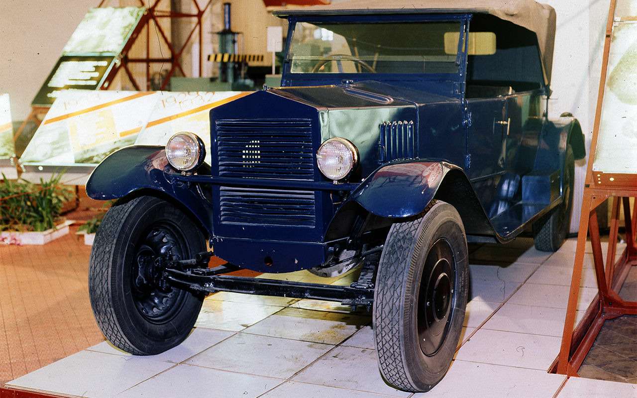 НАМИ-1 (1927-1932 гг.) – первый советский легковой автомобиль. Руссо-Балты, изготовленные после революции в мизерных количествах, все-таки явное наследие царского режима. Малолитражки НАМИ-1 с двигателем V2 воздушного охлаждения (18.5 л.с., позднее – 22 л.с.) делали полукустарно, но все же серийно. Частникам их, естественно, не предназначали. Всего собрали 369 машин, сохранились две. Причем полностью оригинальная одна — та, что в Политехническом музее в Москве.