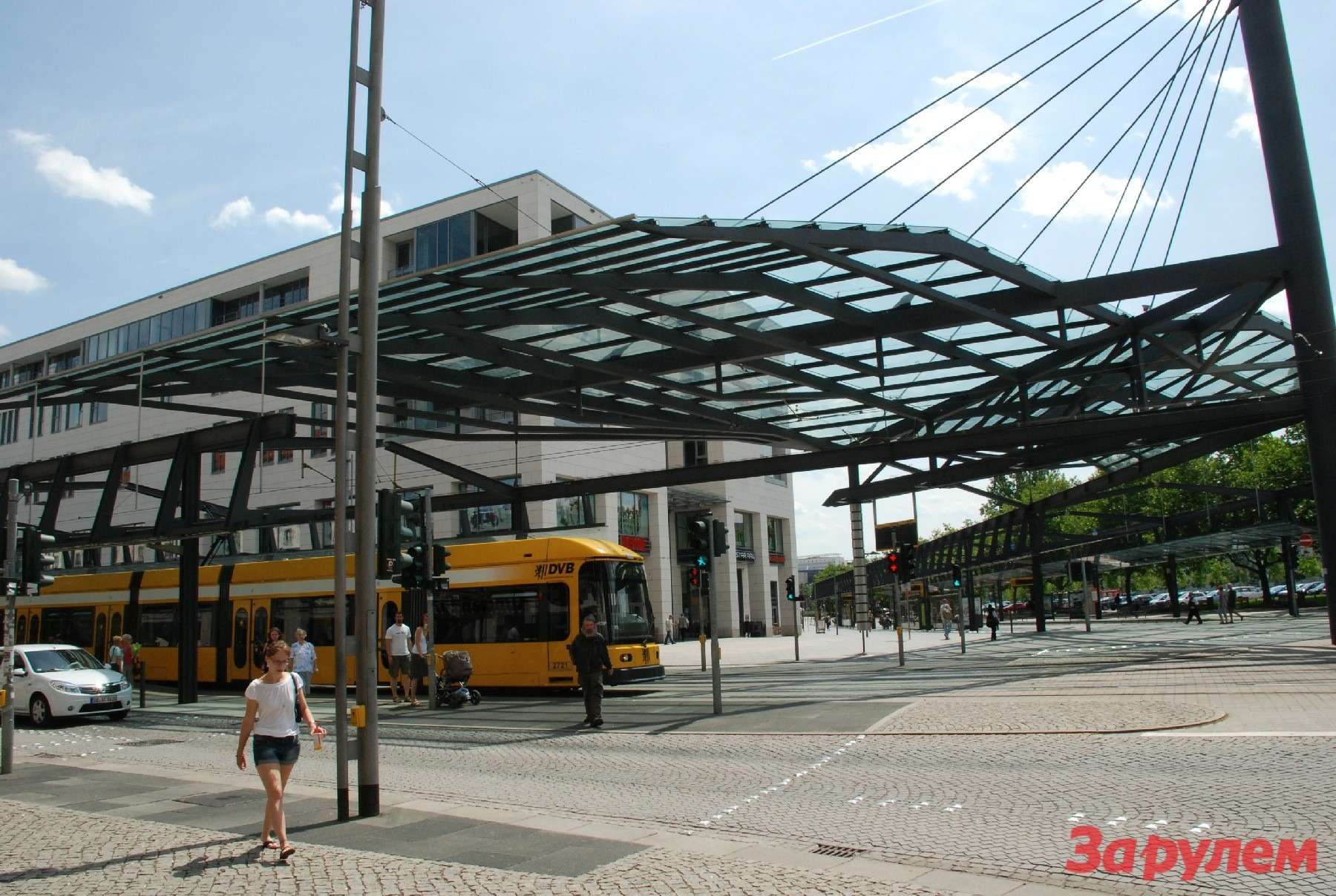 Это сооружение уже не назовешь трамвайной остановкой: в центре Дрездена на двух улицах раскинулся настоящий вокзал, вмещающий несколько многозвенных составов. Могучие металлические конструкции держат перекрытия не только над перронами, но и над пешеходными переходами.