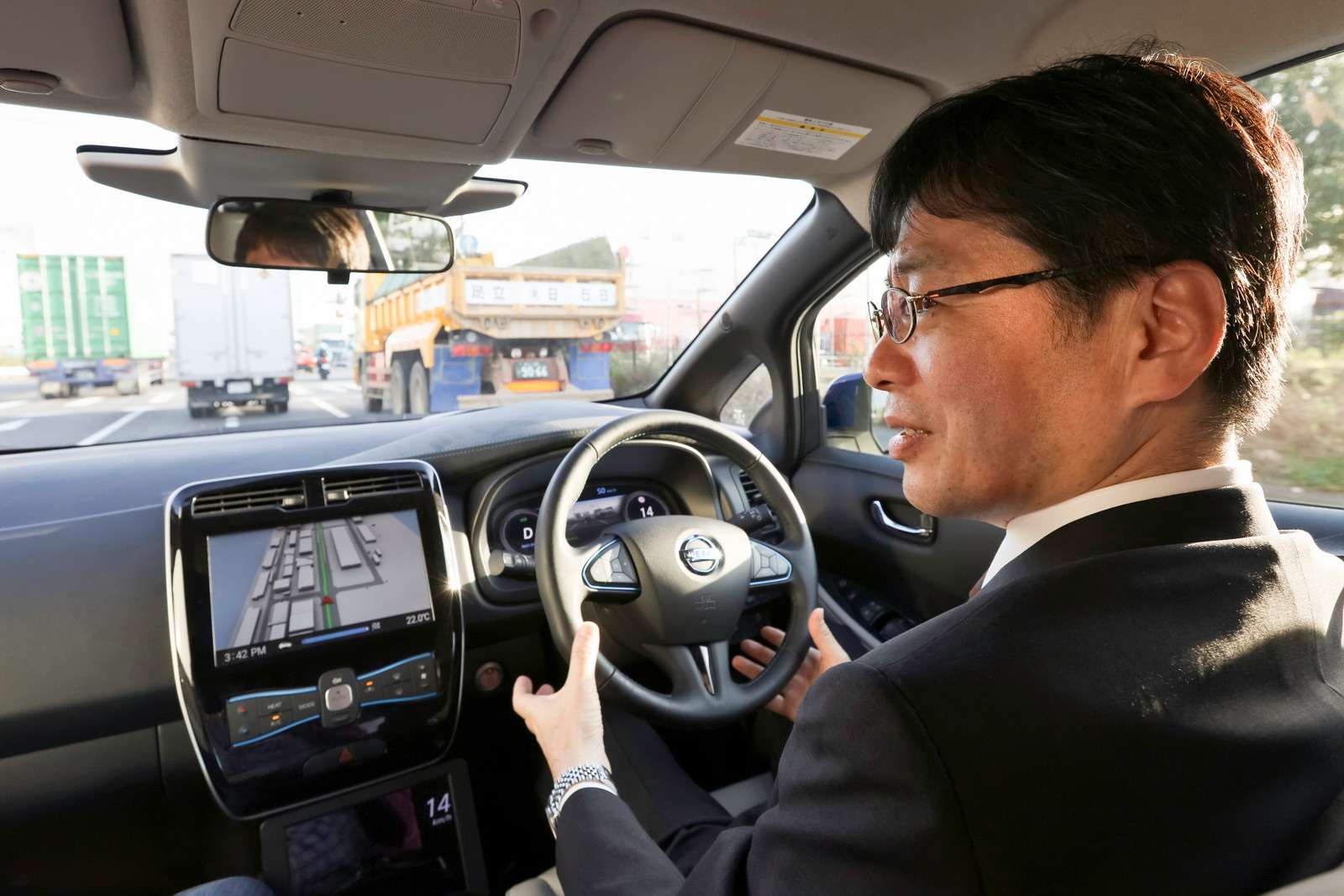 Лишь во время остановок на светофорах глава программы Nissan Autonomous Drive Тецуи Иджима может немного расслабиться, но руки всё равно держит у руля – чтобы схватиться за него в любой момент.