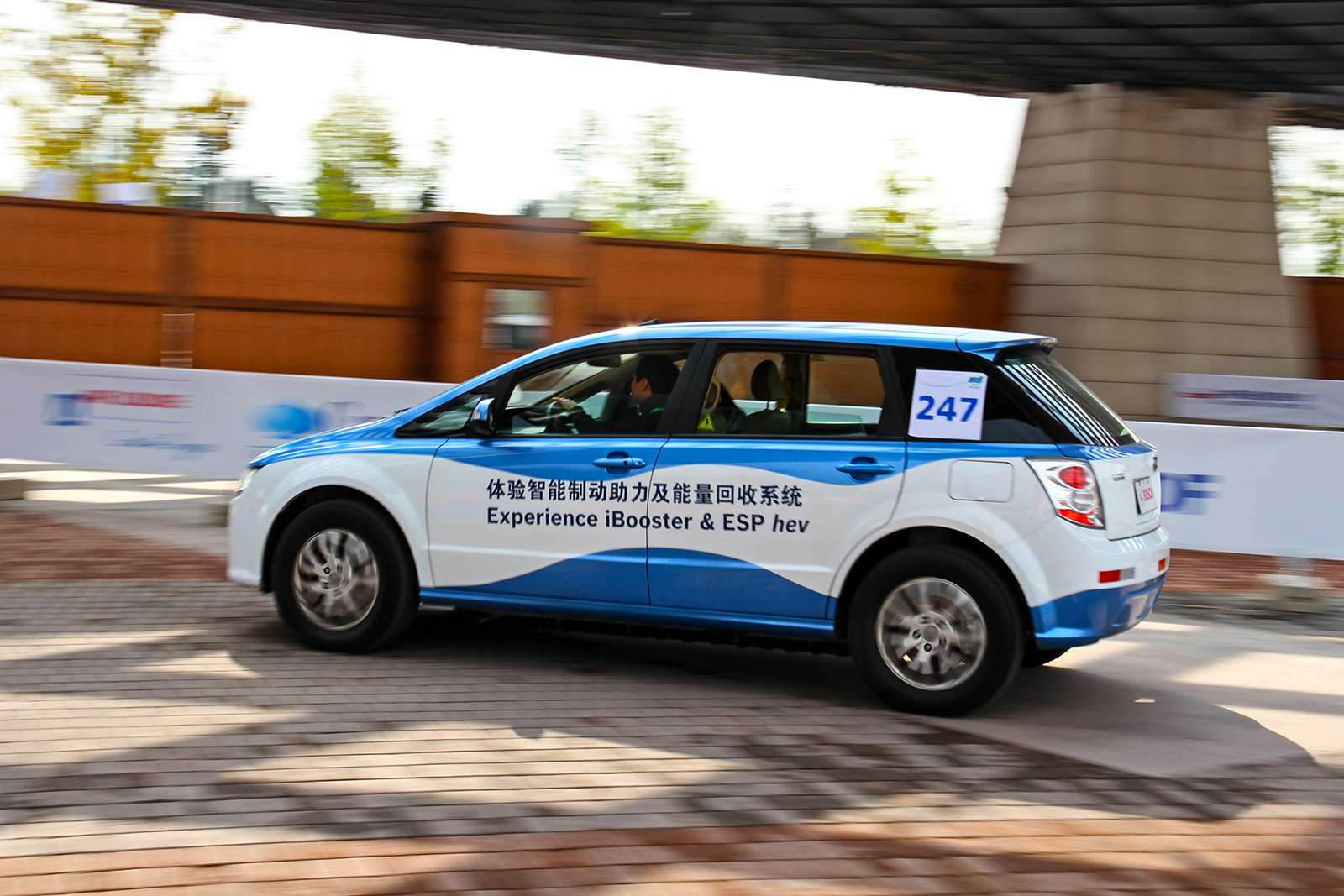 Один из пионеров среди серийных китайских электромобилей – BYD e6. Он приобрел популярность в службе такси, где отдельные машины пробежали свыше 200 000 км. Небольшие партии поставлены в Колумбию, Коста-Рику, Голландию и Великобританию.