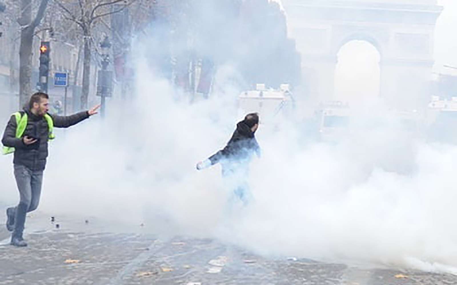 Как французы протестуют против роста цен на топливо: баррикады против водометов — фото 926168