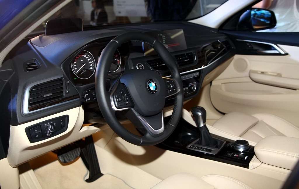 В Гуанчжоу дебютировал переднеприводный седан BMW 1-й серии — фото 665764