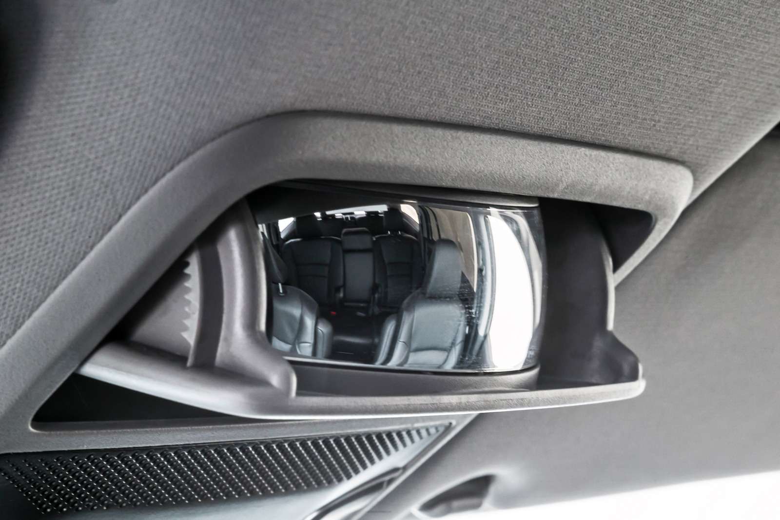 Honda Pilot. Для наблюдения за пассажирами есть дополнительное зеркальце.