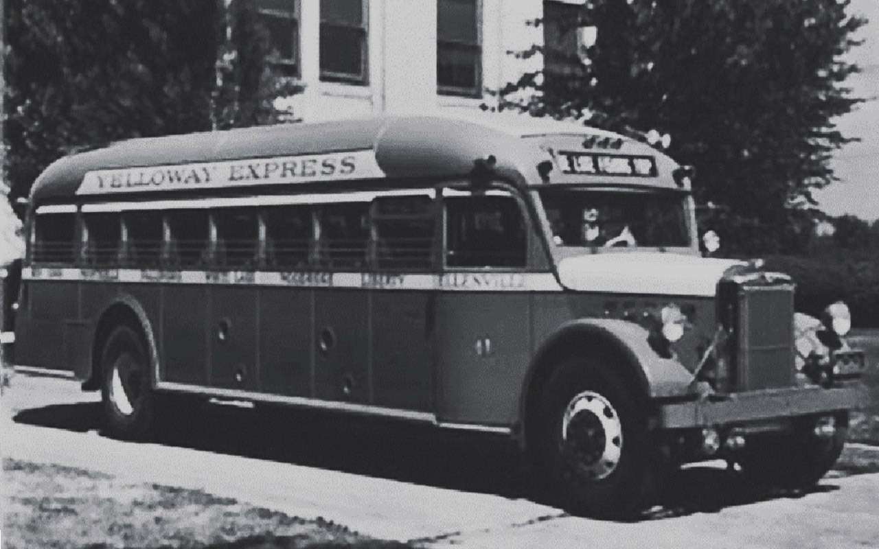 В прототипе ЗИС‑16 читаются некоторые мотивы американских автобусов. Один из образцов – Yellow Coach Z250 концерна General Motors. Такой автобус в первой половине 1930‑х годов возил на работу сотрудников НАМИ.