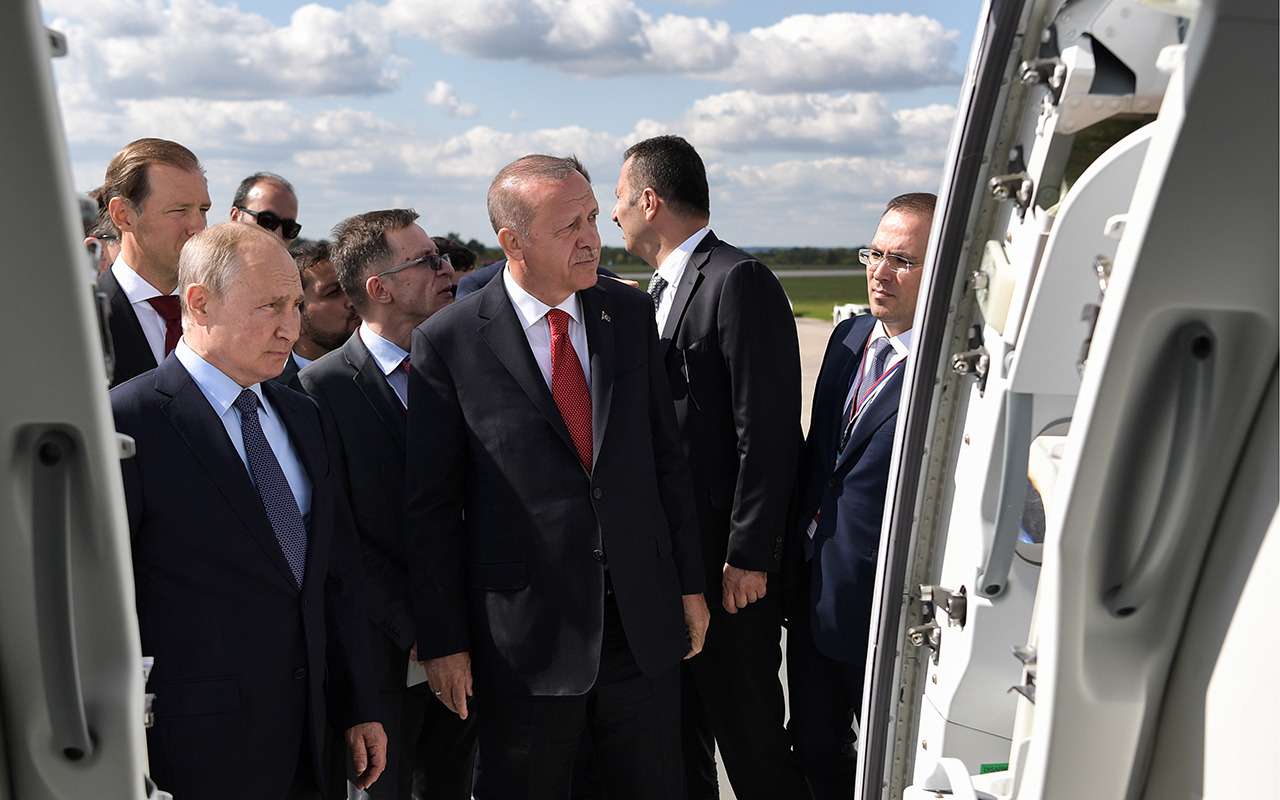 Путин показал Эрдогану Aurus Senat и вертолет Ansat в стилистике Ауруса