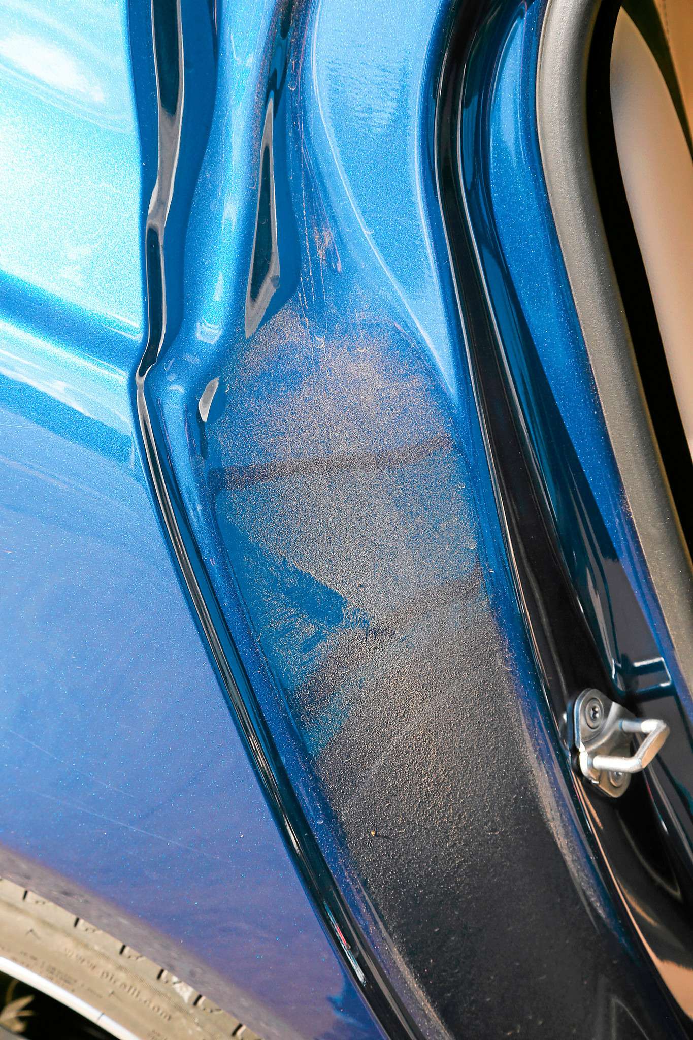 У XE есть проблема с герметичностью – через щели в дверях засасывается пыль, которая потом оседает на арках.
