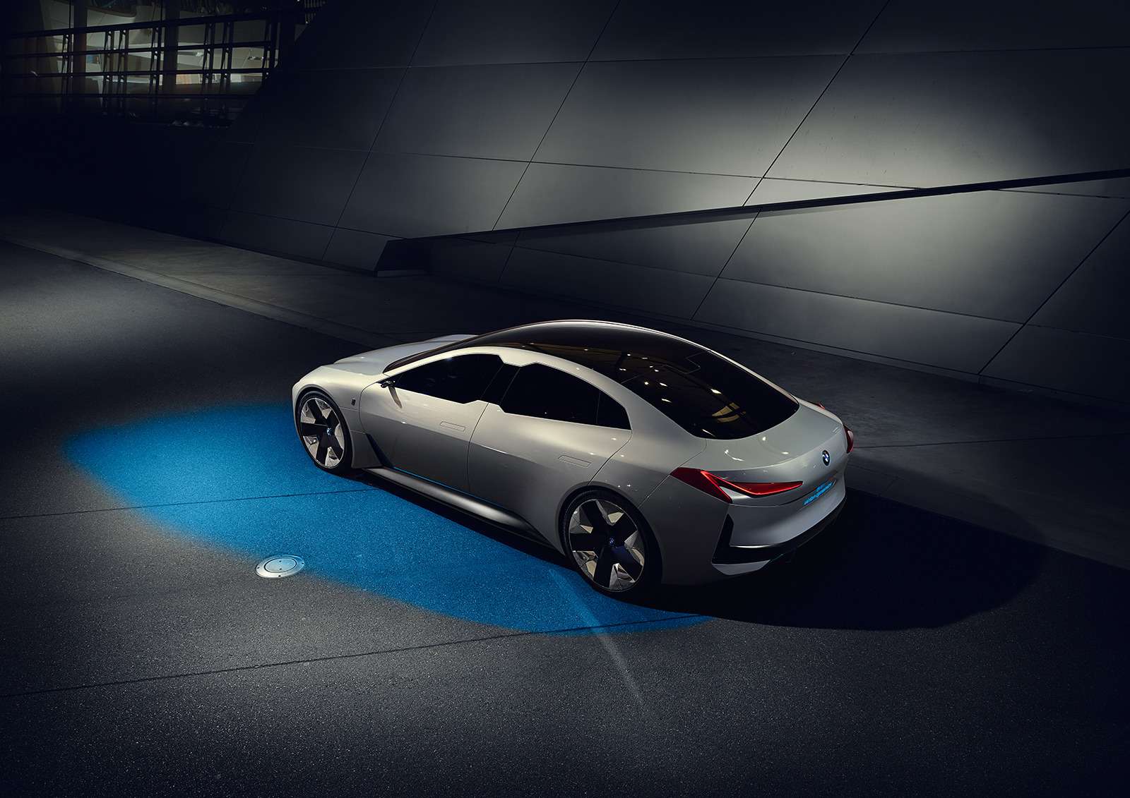 BMW представила конкурента Tesla Model 3 — фото 793607