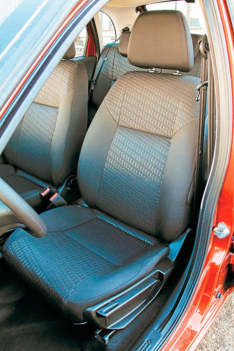 Datsun mi-DO. Новые передние кресла производства фирмы АвтоВАЗагрегат, которые ставятся на mi-DO в комплек- тации Dream, понравились приятной плотной набивкой и неплохой боковой поддержкой.