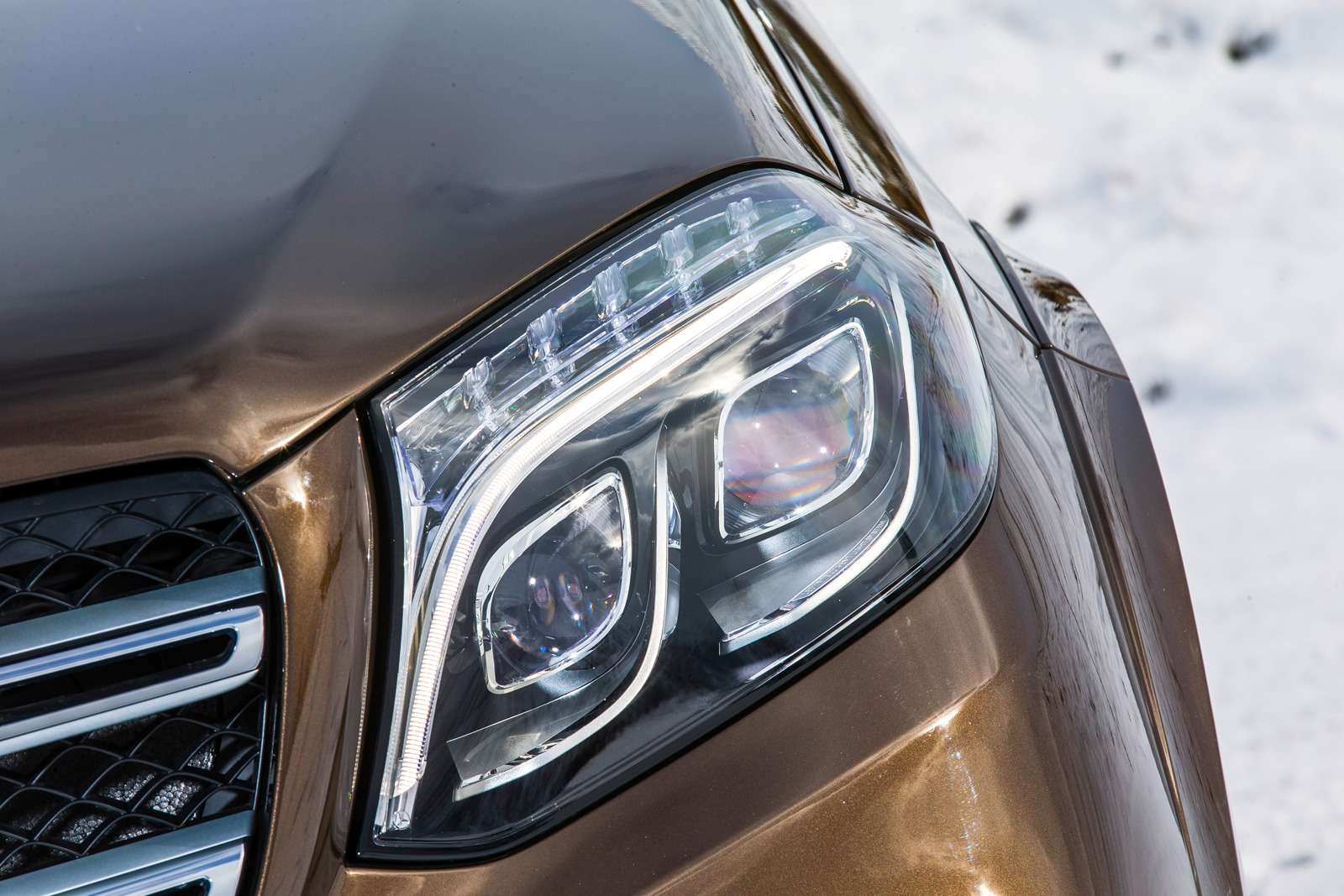 Mercedes-Benz GLS. Светодиодные матричные фары – самое ценное приобретение обновленной машины. Светят отменно и вовремя изменяют пучки света, не ослепляя встречных водителей.