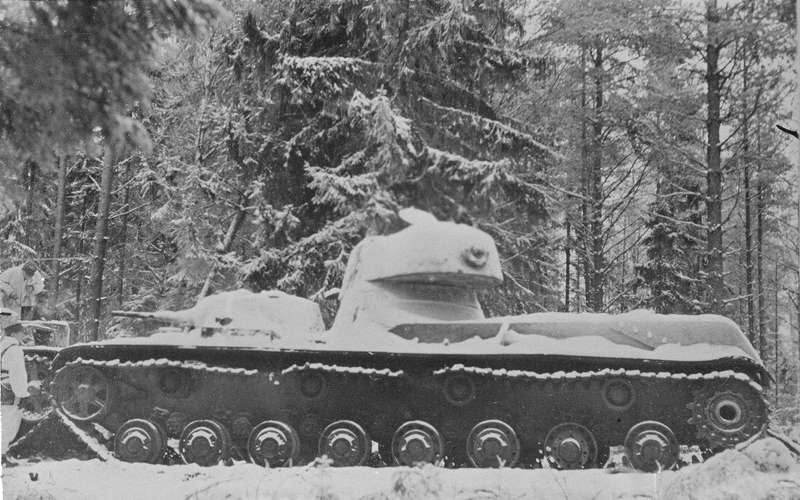 Экспериментальный советский танк: финны свинтили крышку люка