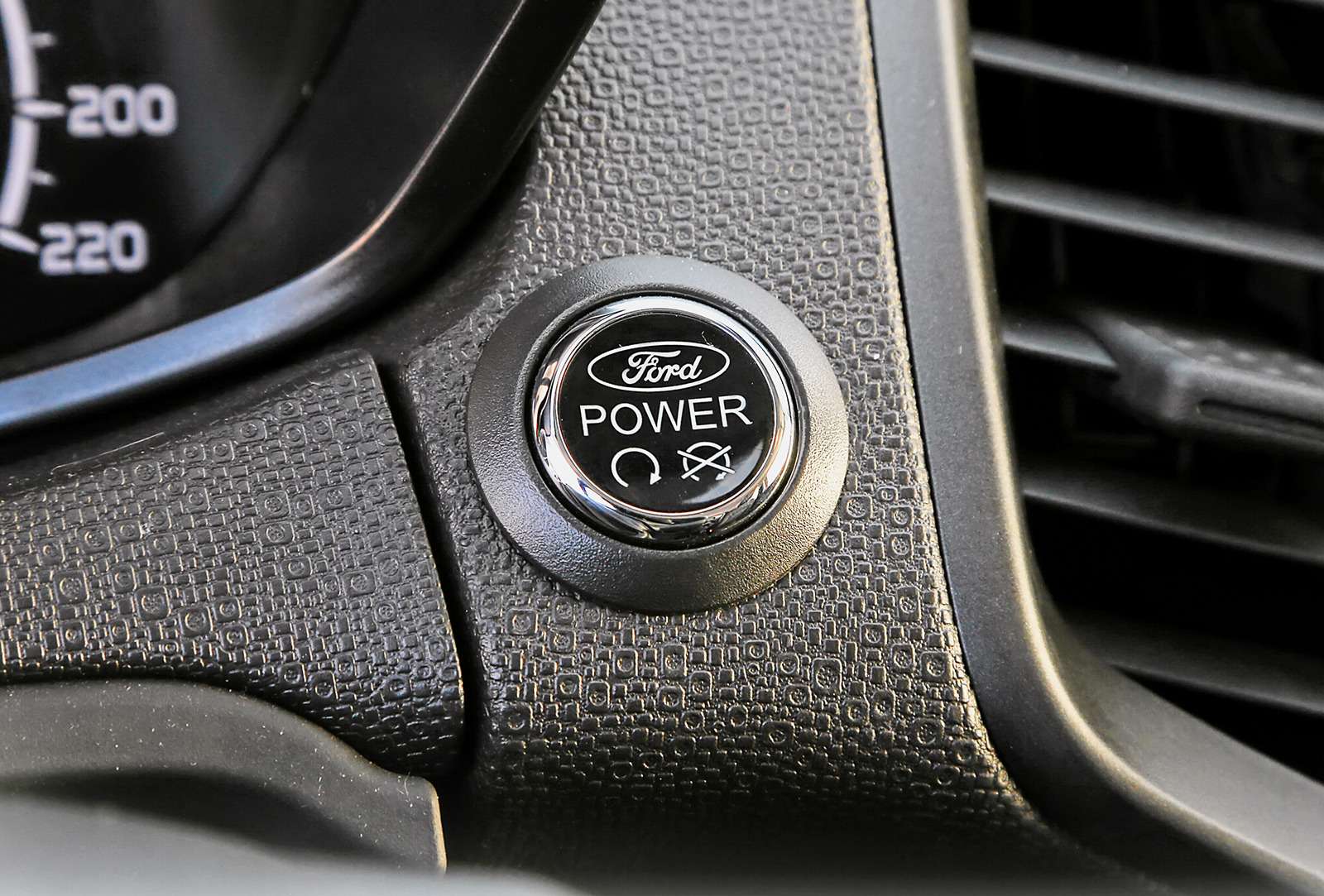 EcoSport в дорогом исполнении оснащается системой бесключевого доступа и кнопкой пуска двигателя. Этим может похвастаться и ASX.