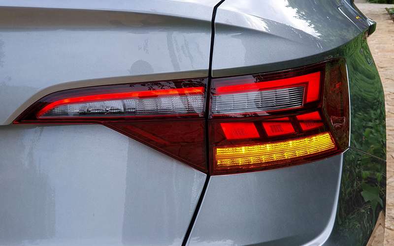 Светодиодные задние фонари напоминают об автомобилях Skoda и Audi.