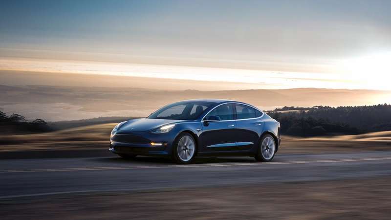 Tesla сообщила цены на Model 3. Но купить ее не дает