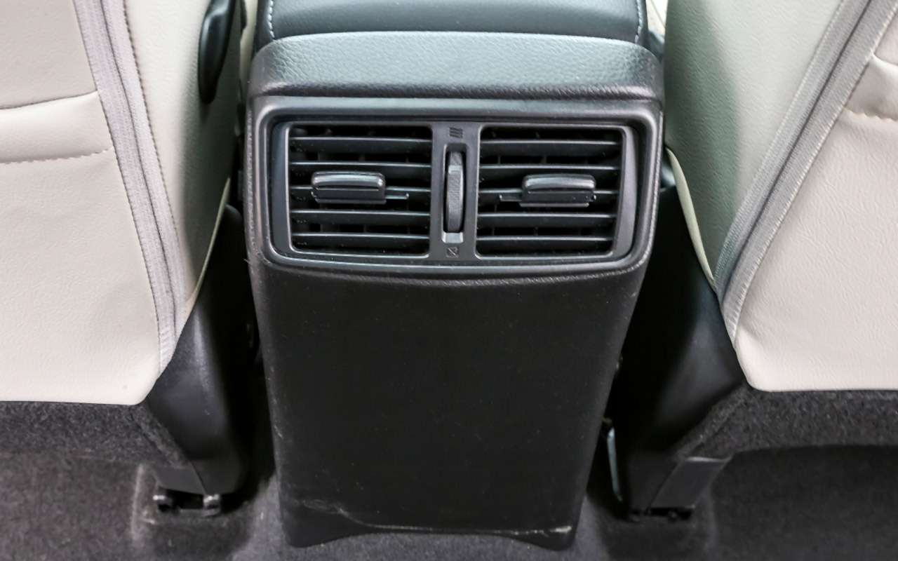 Для задних пассажиров предусмотрены персональные дефлекторы вентиляции.
