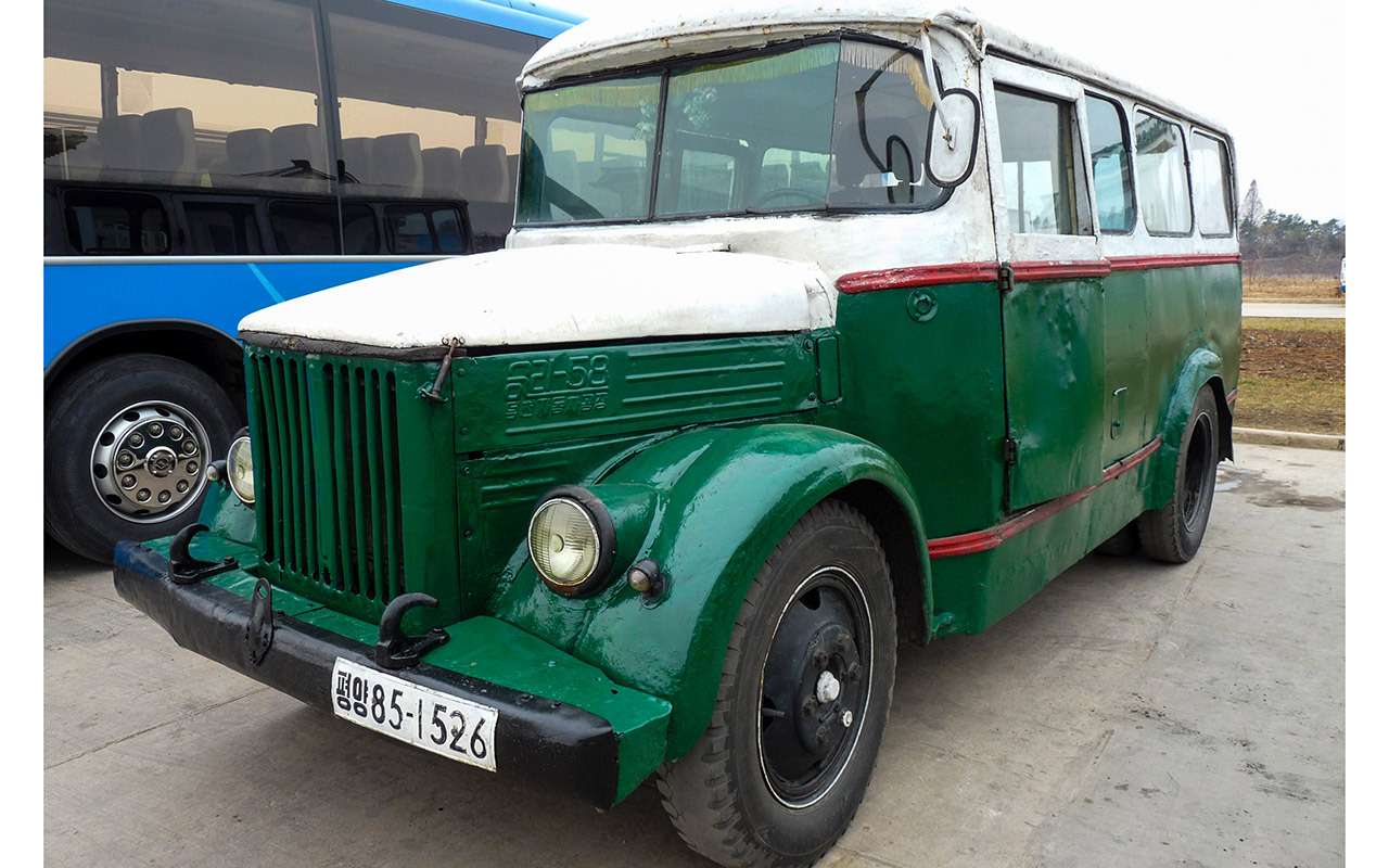 Корейский автобус на базе Sungri (то есть ГАЗ‑51) напоминает многие советские аналоги.
