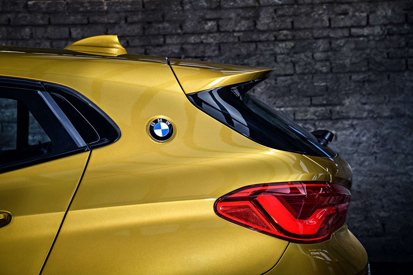 BMW рассекретила российские цены на кроссовер X2 — фото 811769