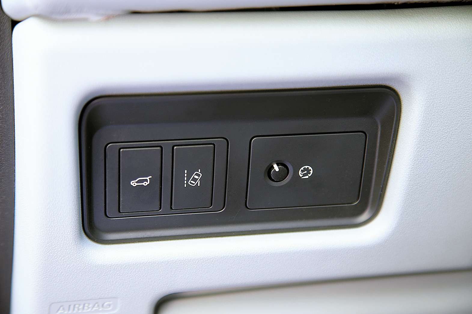 Кнопки открывания багажника и системы контроля полосы рядом в «слепой» зоне. На ходу не перепутать бы.
