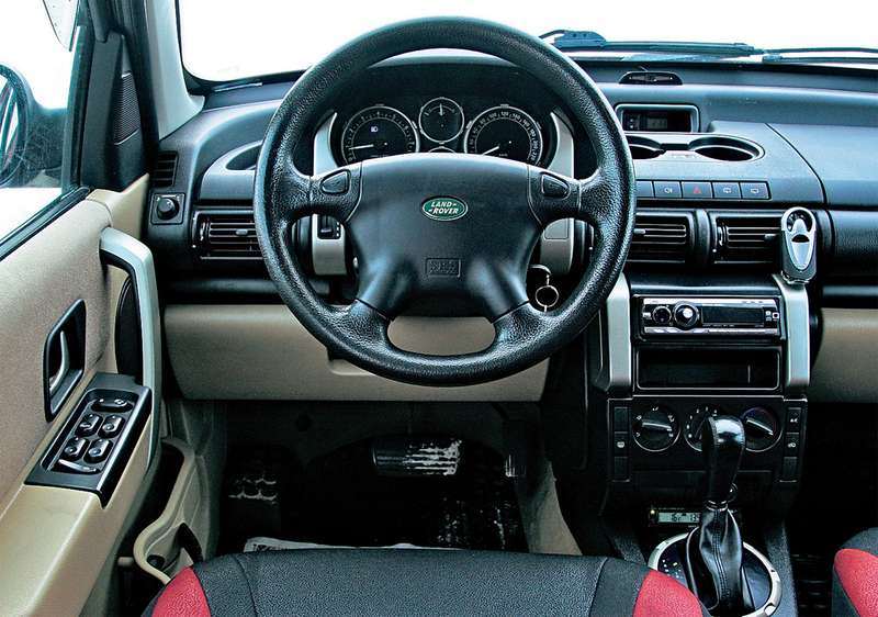 Шильдик Land Rover на рулевом колесе выдает породу. Интерьер здесь, пожалуй, самый стильный. Портит картину лишь слишком современная магнитола да чехлы на сиденьях