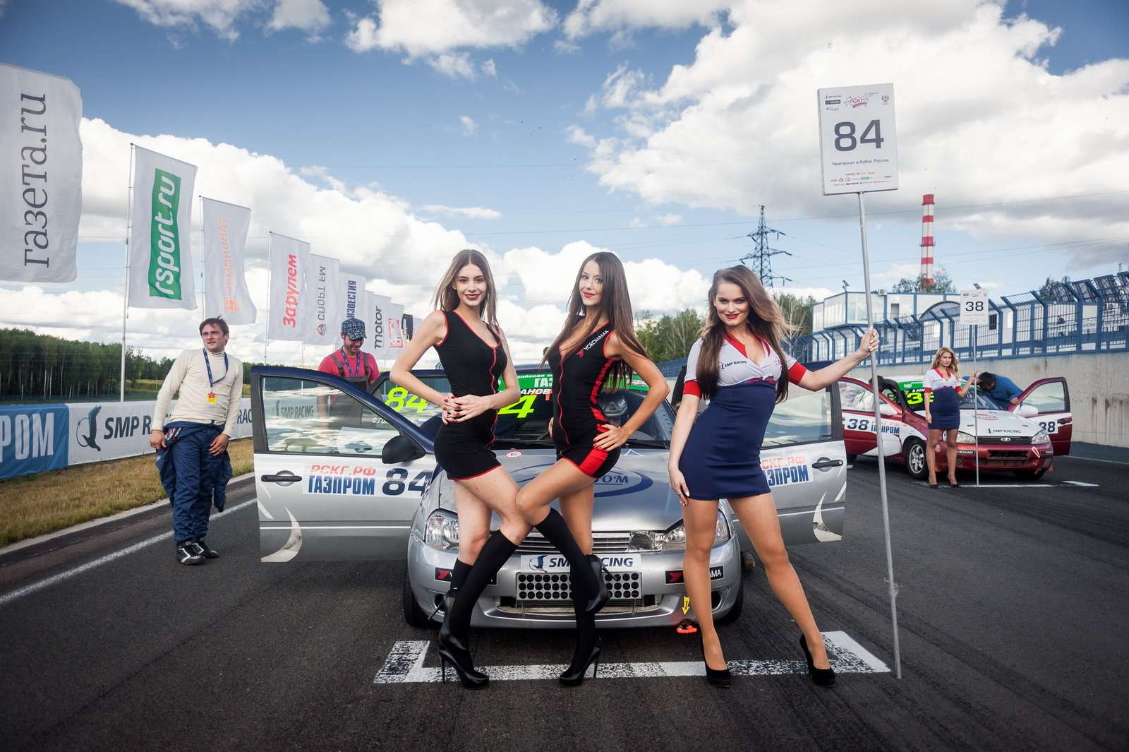 Пусть организаторы иностранных чемпионатов сомневаются, нужны ли на гонках grid girls – в Российской серии кольцевых гонок они были, есть и будут!