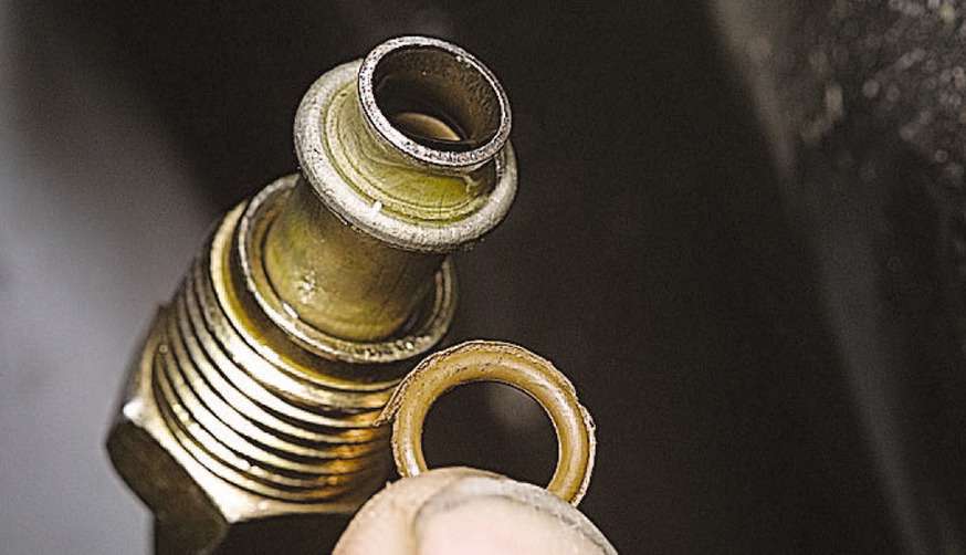 При замене топливного фильтра проверяем состояние резиновых уплотнительных колец топливных трубок. 
