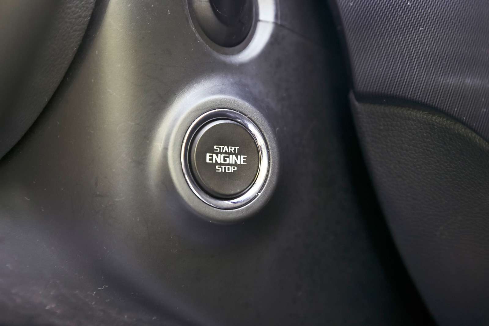 Skoda Yeti. При пуске двигателя кнопку нужно некоторое время удерживать. Такой же принцип у Форда, а в Suzuki достаточно одного нажатия.