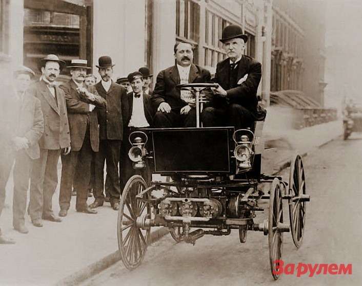 Джордж Болдуин Селден (1846 — 1932 гг.) на своем автомобиле, построенном после начала судебных споров о приоритете, 1903 г.