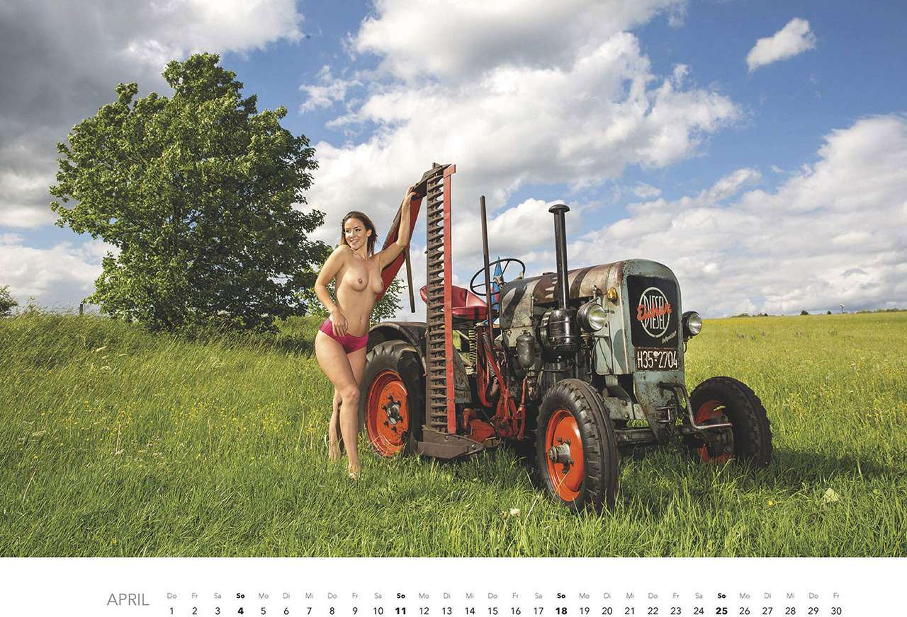 Первый календарь на 2021 год: не очень одетые трактористки (18+) — фото 1196279