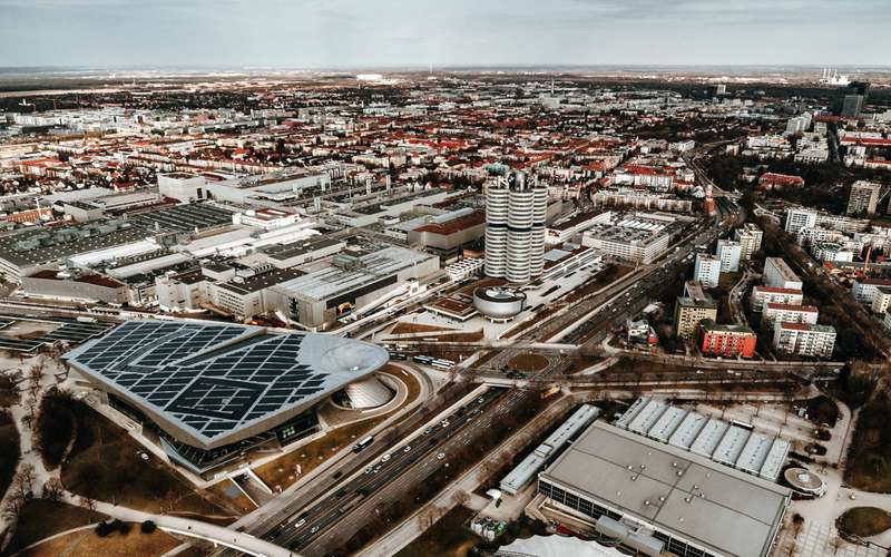 Вид на Мюнхен и башни штаб-квартиры BMW