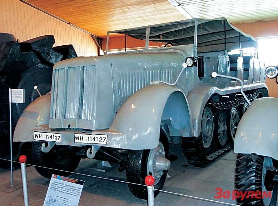 Один из полугусеничных транспортеров вермахта Sd.Kfz.8 застыл на вечном приколе в музее.