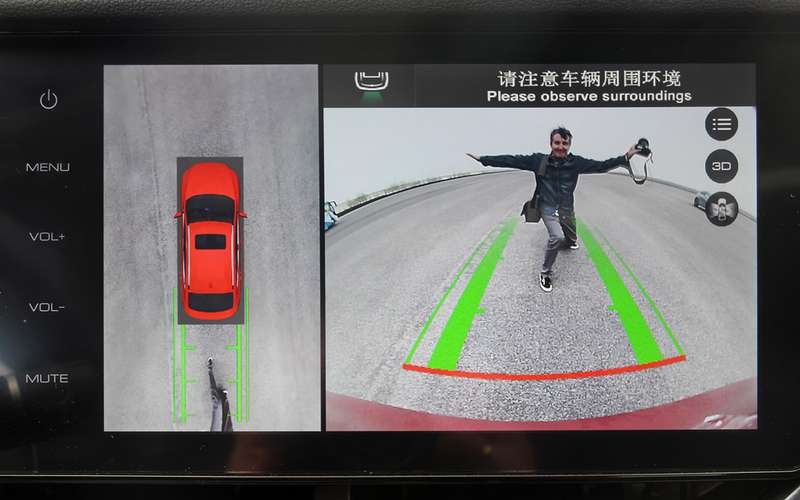 На большом центральном дисплее отображаются данные мультимедиасистемы, навигационные карты, картинки с камер по периметру автомобиля. Графике позавидуют некоторые более дорогие машины.