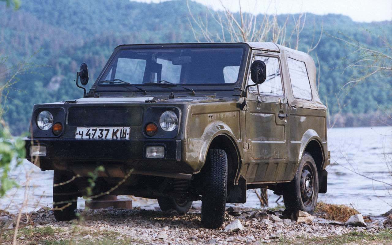 Длинная история амфибии ВАЗ-2122 продолжалась более полутора десятилетий. Машины на узлах ВАЗ-2121 делали и крупнее, и мельче, с двигателями в 1,6 и 1,3 л. Изготовили два с лишним десятка прототипов шести серий. Автомобиль ориентировали на военных и на обычных покупателей. В 1987-м ВАЗ-2122 прошел полный цикл испытаний и был, по сути, готов к серийному производству. Но вкладываться в него уже никто не мог.