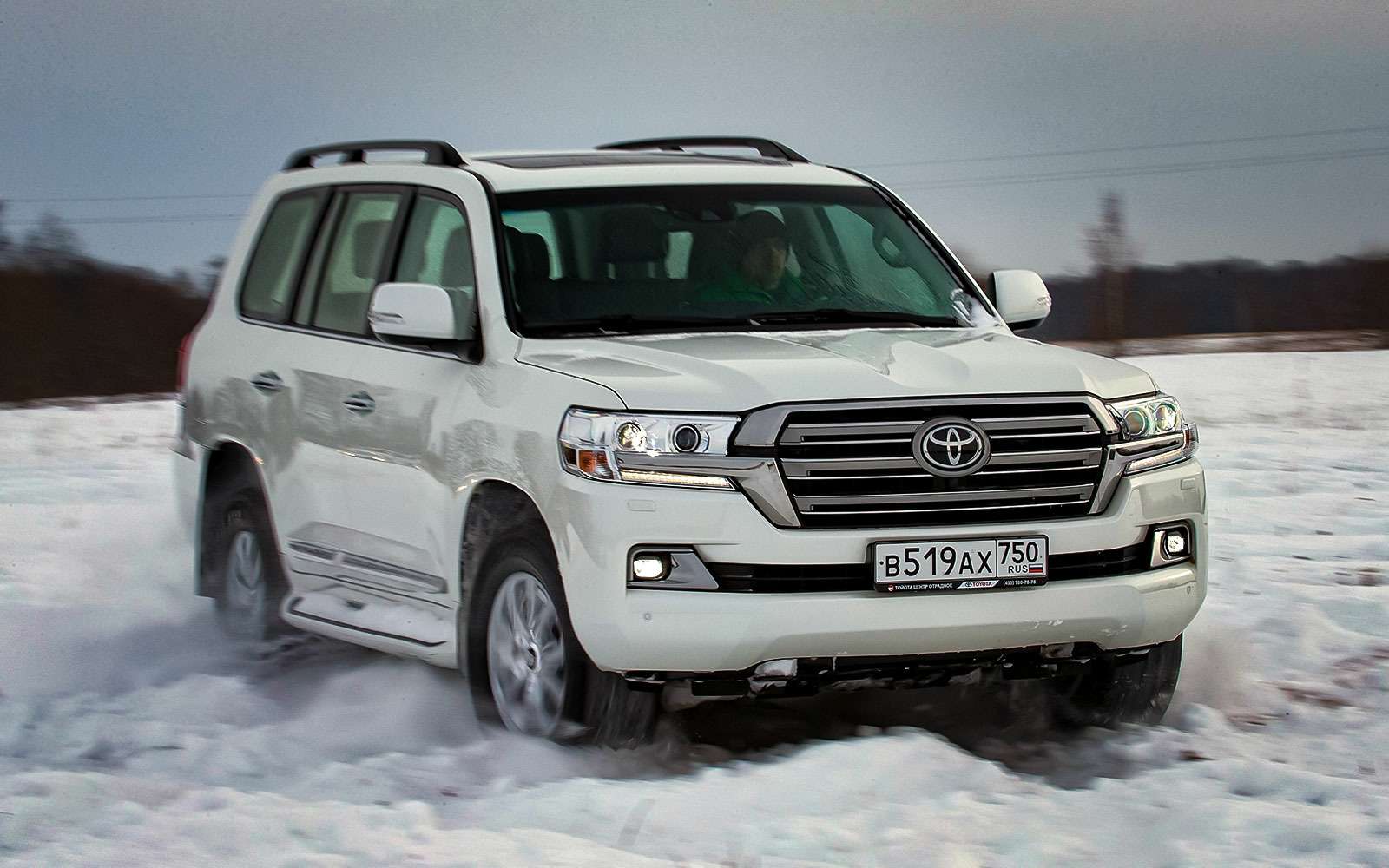 Toyota Land Cruiser 200 – один из любимых в России автомобилей для бездорожья.
