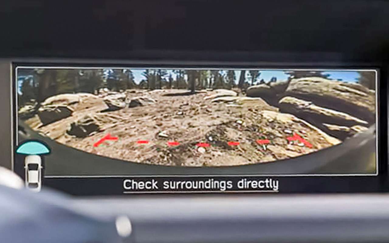 Над козырьком верхнего монитора – панель с «красным ­глазом» системы DMS, которая понимает жесты и следит за состоянием водителя.