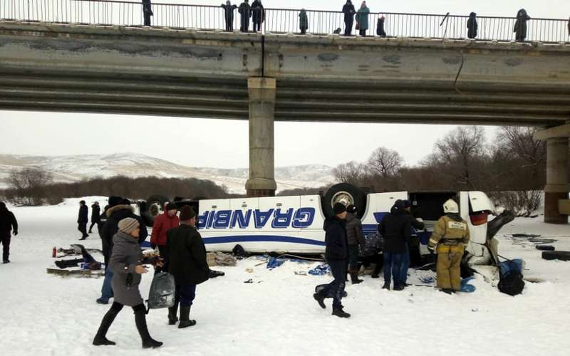 19 человек погибли в упавшем с моста автобусе